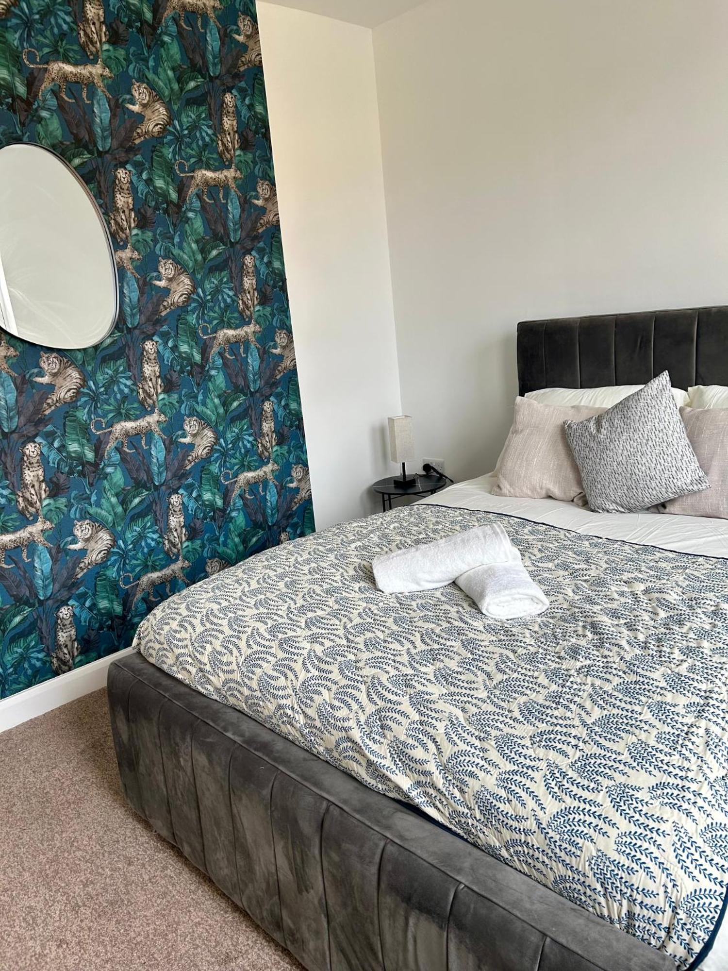 Failsworth 6 With Free Gated Parking Apartment